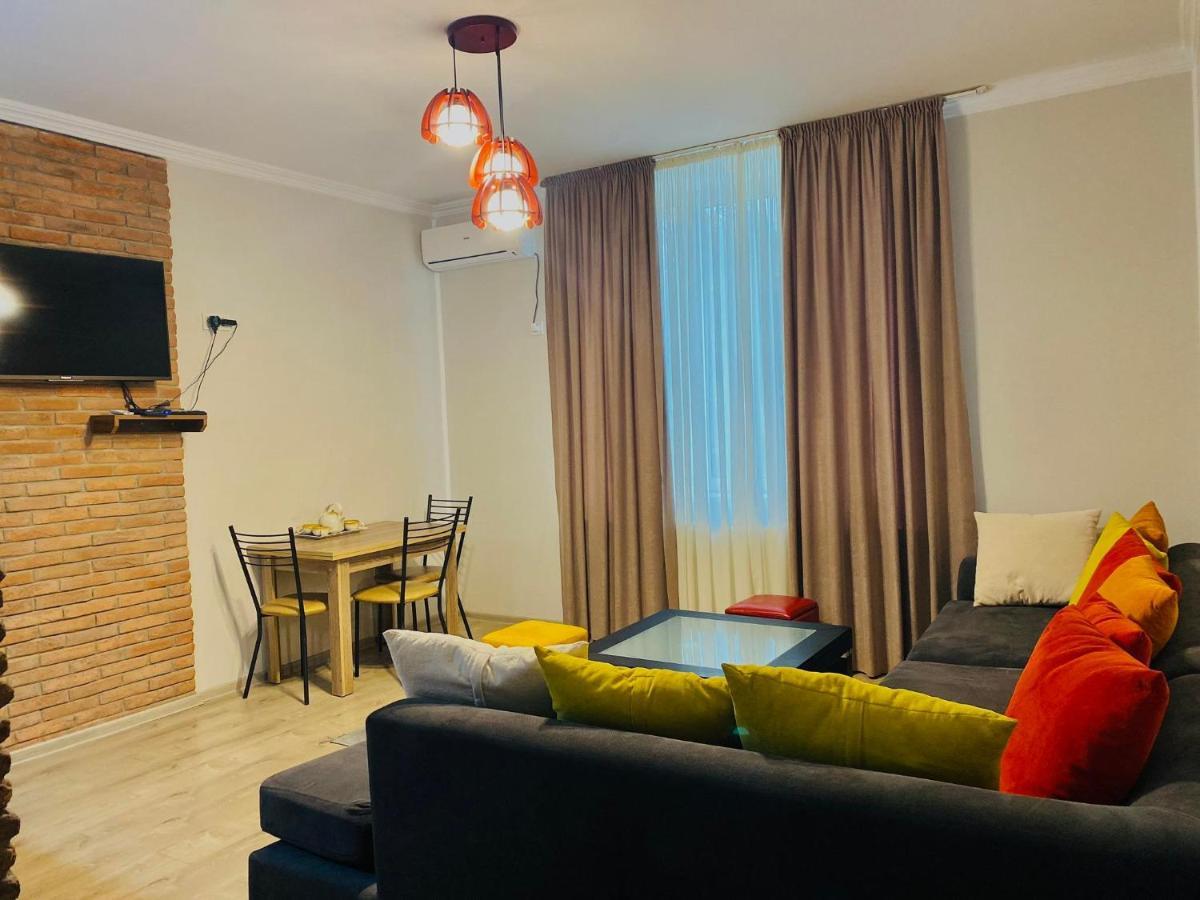 Neli & Zaal Guest House Telavi Eksteriør bilde
